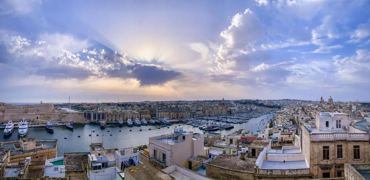 Senglea Suites 0*,